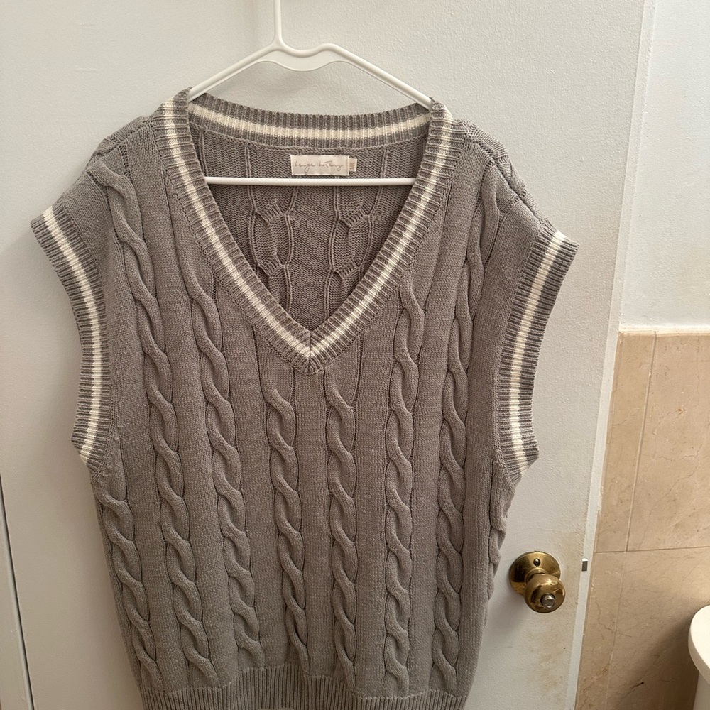 Elegant Gray V-Neck Cable Knit Sweater Vest
